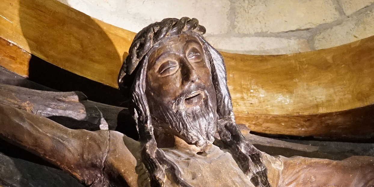 davanti la crocifisso sorridente